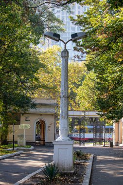 Beyaz bir direkte sokak feneri