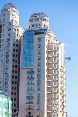 Deniz kenarındaki bir park alanına inşa edilmiş modern yüksek katlı bina - Ukrayna - Odessa - 10.17.2019