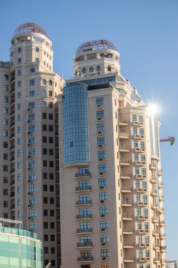 Deniz kenarındaki bir park alanına inşa edilmiş modern yüksek katlı bina - Ukrayna - Odessa - 10.17.2019