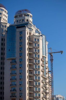 Deniz kenarındaki bir park alanına inşa edilmiş modern yüksek katlı bina - Ukrayna - Odessa - 10.17.2019