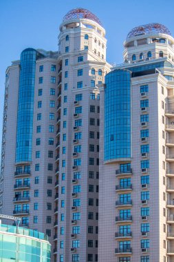 Deniz kenarındaki bir park alanına inşa edilmiş modern yüksek katlı bina - Ukrayna - Odessa - 10.17.2019