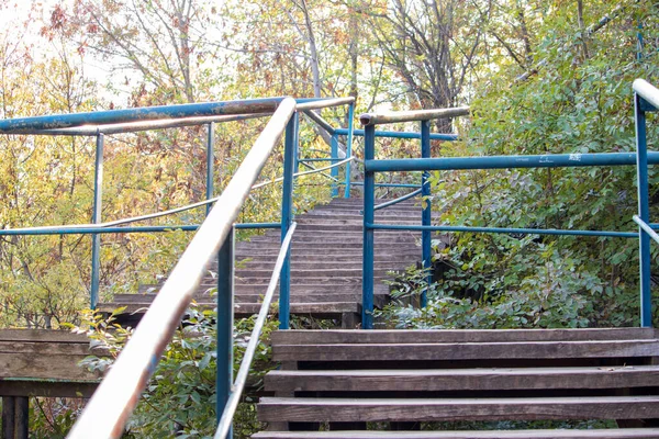 Egy régi lépcső fém és fa egy sziklán, ami a tengerpartra vezet. — Stock Fotó