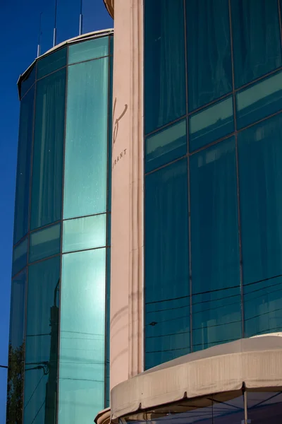 Moderní výšková budova s fasádním zasklením postavená v parku u moře — Stock fotografie