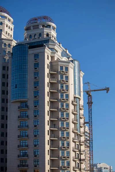 Современное высотное здание с фасадным остеклением построено в парковой зоне у моря - Украина - Одесса - 10.17.2019 — стоковое фото