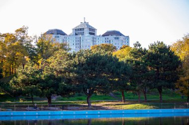 Gölet, parkta ağaçlar ve arka planda çok katlı bir bina - Ukrayna, Odessa, 17.10.2019