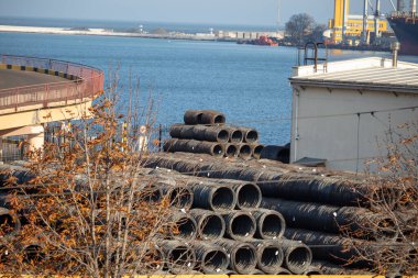 Ukrayna, Odessa, 17.10.2019 'da limandaki depoda sevkiyat için bekleyen metal tel yığınları.