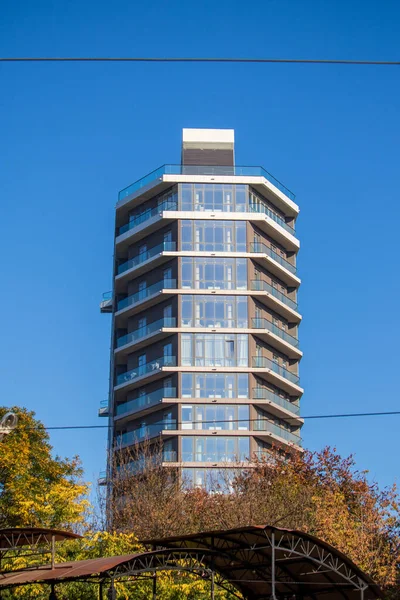 Immeuble Moderne De Grande Hauteur Avec Vitrage De Facade Construit Dans Un Parc Pres De La Mer Crepuscule Architecture Stock Photo