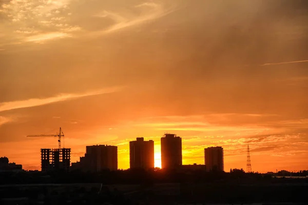 日落时背景中的城市建筑景观 — 图库照片