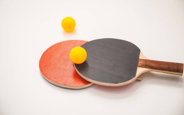 sarı tenis toplarının seçici odağı ve beyaz arka planda bir parça kırmızı raket