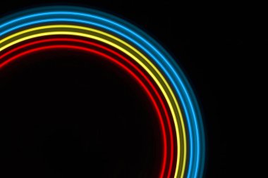 sarı, mavi ve kırmızı daireler siyah arkaplan üzerinde