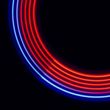 Siyah zemin üzerinde kırmızı-mavi ışık daireleri