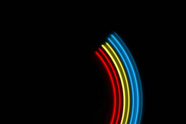 Siyah Arkaplanda Kırmızı Mavi Sarı Işık Çizgileri — Stok fotoğraf