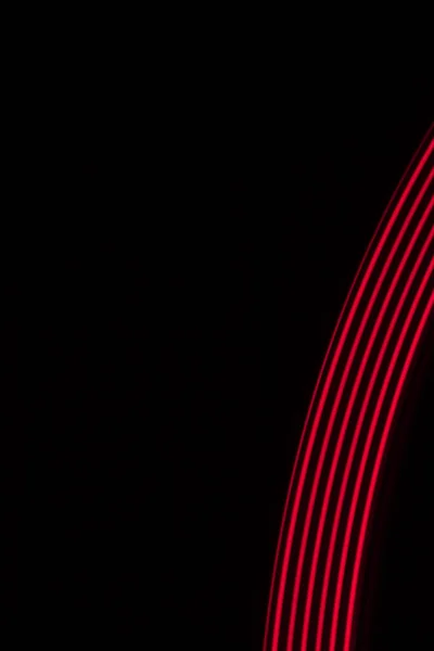 黑色背景上的红光线 — 图库照片