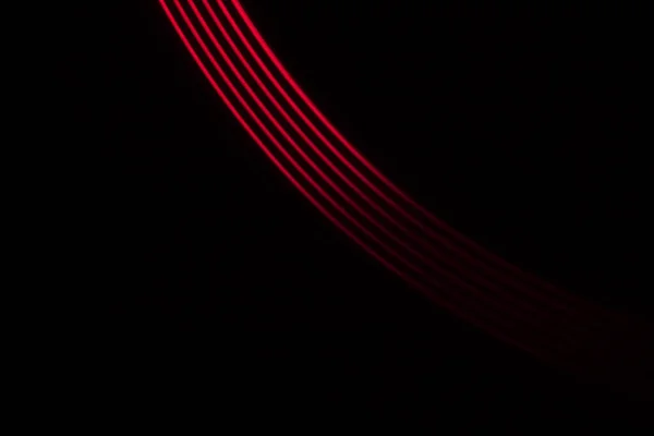 黑色背景上的红光线 — 图库照片