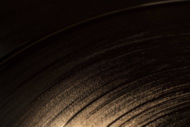 Karanlık bir çevrede vinil plaklar