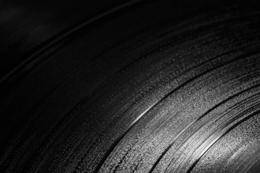 Karanlık bir çevrede vinil plaklar