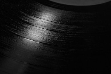 Karanlık bir çevrede vinil plaklar