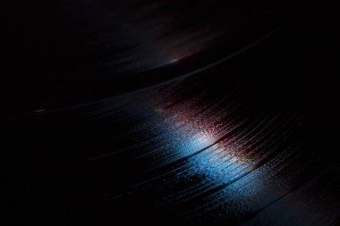 Karanlık bir çevrede vinil plaklar