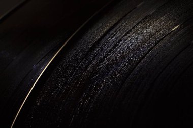 Karanlık bir çevrede vinil plaklar