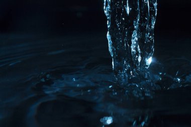 Su koyu arkaplanda sıçrıyor