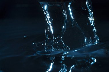 Su koyu arkaplanda sıçrıyor