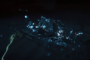 Su koyu arkaplanda sıçrıyor