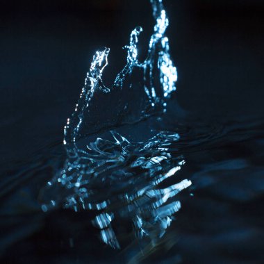 Su koyu arkaplanda sıçrıyor