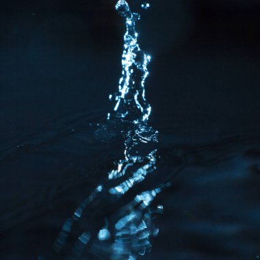 Su koyu arkaplanda sıçrıyor