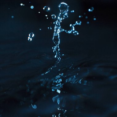 Su koyu arkaplanda sıçrıyor