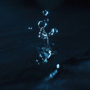 Su koyu arkaplanda sıçrıyor