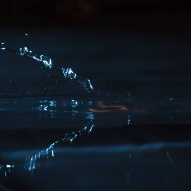 Su koyu arkaplanda sıçrıyor