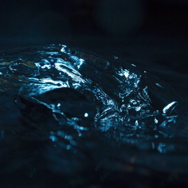 Su koyu arkaplanda sıçrıyor