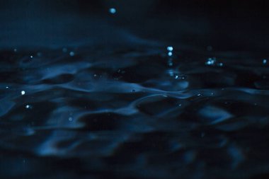 Su koyu arkaplanda sıçrıyor