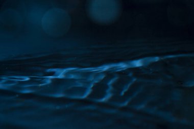 Su koyu arkaplanda sıçrıyor