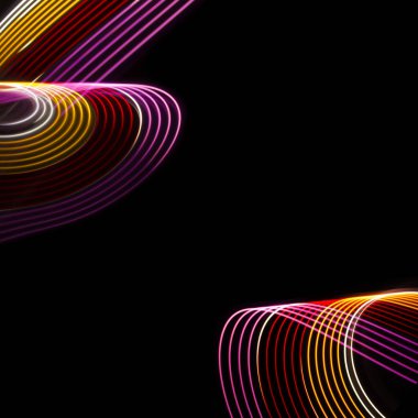 Siyah zemin üzerinde sarı, kırmızı ve pembe ışık eğrileri