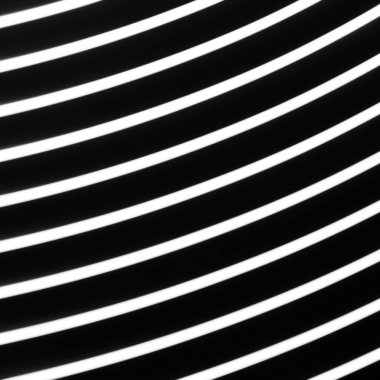 Siyah arkaplanda beyaz ışık dinamiği çizgileri