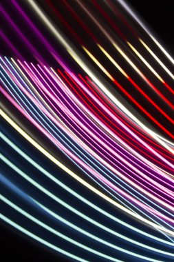 Siyah arkaplanda kırmızı, mor ve mavi ışık eğrisi çizgileri