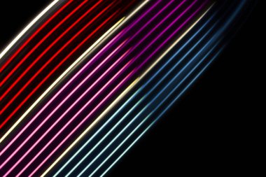 Siyah arkaplanda kırmızı, mor ve mavi ışık eğrisi çizgileri