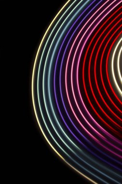 Siyah zemin üzerinde çok renkli ışık daireleri