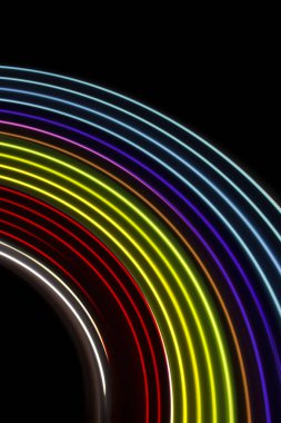 Siyah zemin üzerinde sarı, kırmızı ve mavi ışık eğrisi çizgileri