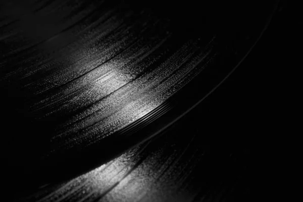 Karanlık bir çevrede vinil plaklar