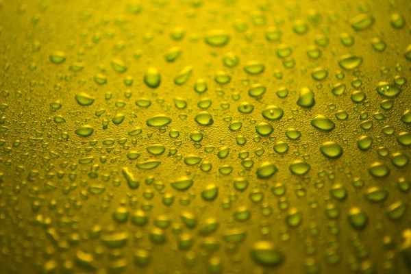 Gotas Agua Sobre Fondo Amarillo Plástico Oscuridad —  Fotos de Stock