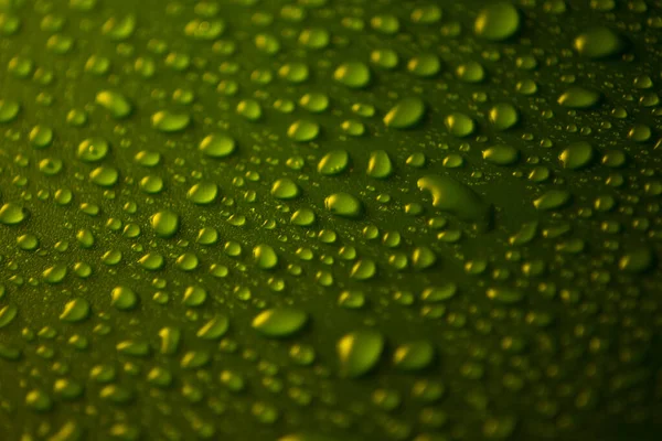 Vízcseppek Műanyag Zöld Háttér Sötétben — Stock Fotó