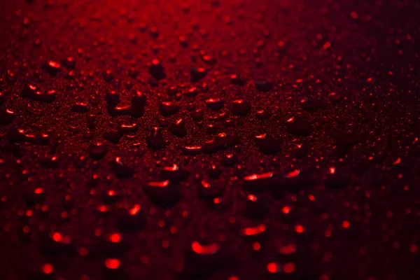 Gotas Água Fundo Vermelho Plástico Escuro — Fotografia de Stock