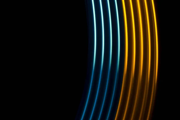 黑色背景上的黄光和蓝光动力学线 — 图库照片