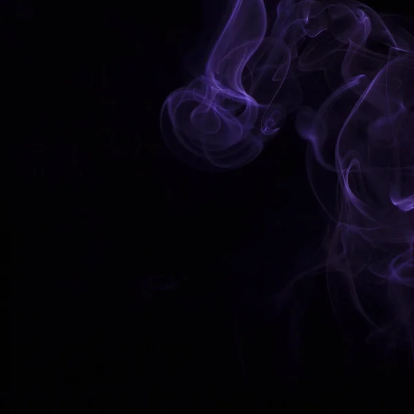 Schöne Wirbel Aus Violettem Rauch Auf Schwarzem Hintergrund — Stockfoto
