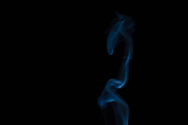 Schöne Blaue Rauchschwaden Auf Schwarzem Hintergrund — Stockfoto