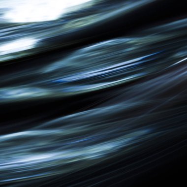 Siyah arkaplanda mavi ışık eğrisi çizgileri