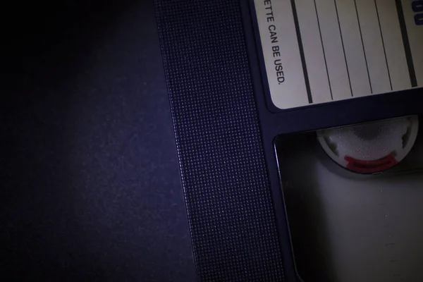 Eski Vhs video kaseti koyu bir arkaplanda