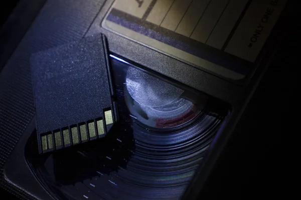 Vhs kaset ve Sd kartı koyu bir arkaplanda yakın çekim